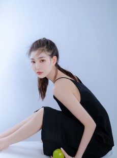 高冷御姐黑色吊带裙肤白貌美写真集