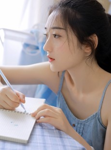 可爱女生吊带睡衣性感诱人私房写真图片