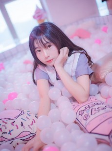 乖巧萝莉美少女粉嫩小女生朦胧梦幻公主房写真