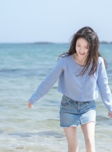 露脐装细腰美女阳光下养眼美照