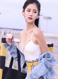 娇小身材却很有料，高颜值背心牛仔裤美女室外迷人写真