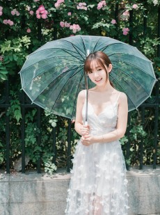 她走在美的光彩中