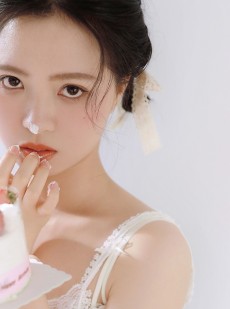 眼神魅惑勾人的清纯mm镜头前媚态横生妩媚撩人写真