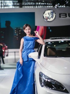 露肩长裙美女车模优雅迷人写真