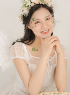 娃娃脸美女微笑甜美肌肤白皙艺术照