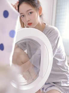 单马尾美女白皙大长腿居家写真