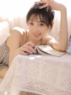 大眼美女唇红齿白漂亮性感套图