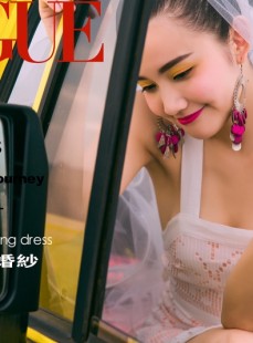 婚纱美女车模美艳动人户外写真