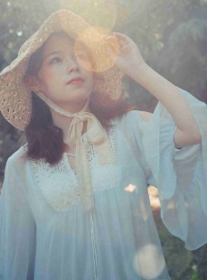 户外大胆卖弄风骚的不良尤物精致蝴蝶背吊带美乳激情图片