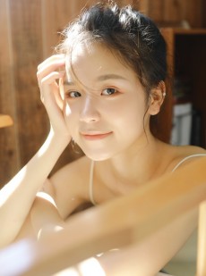 阳光下鹅蛋脸高颜值美女性感吊带干净无害写真摄影