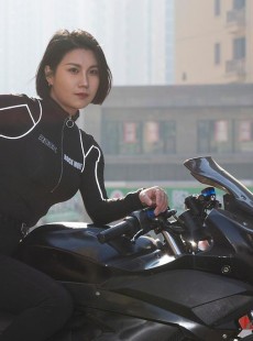 机车女郎前凸后翘美艳酷飒套图