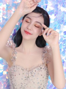 肌肤莹白若雪的大眼美女吊带长裙公主风梦幻图片