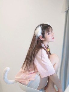 可爱软萌猫系美女修长美腿写真