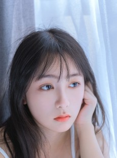 早安少女吊带香肩慵懒迷人美图