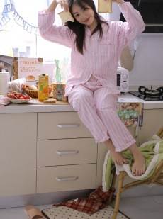 早安少女粉色睡衣甜美可人写真