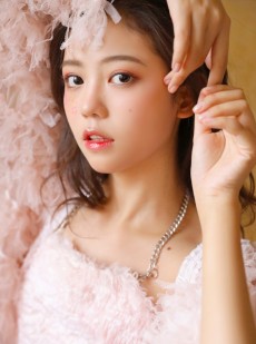 粉嫩小女生美颈香肩诱人写真