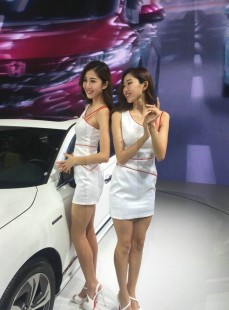 美女姐妹花变身靓丽车模写真照
