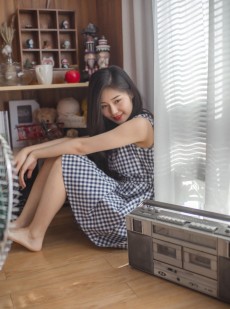 清纯美女长发披肩笑容甜美写真