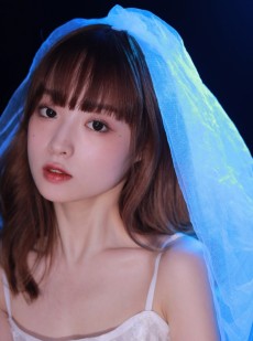 清纯少女锁骨精致白皙美女照片