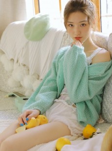 丸子头小姐姐白丝美腿居家写真