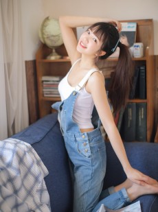酥胸翘臀的背带裤美女灵动俏皮活泼可爱图片