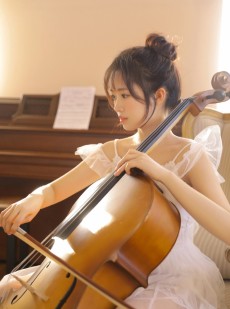 大提琴美女纯白连衣裙居家写真