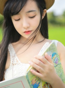 长发飘飘森系美女清新脱俗写真