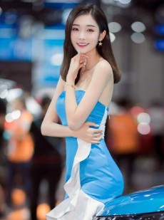 青春靓丽美女车模香肩美腿套图