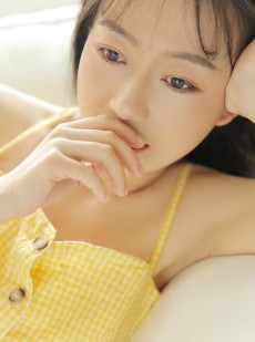 长发美女吊带香肩美乳甜美白嫩性感写真