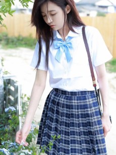 粉嫩学生妹气质清新唯美写真