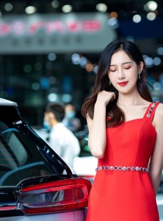 美女车模吊带红裙美艳动人写真