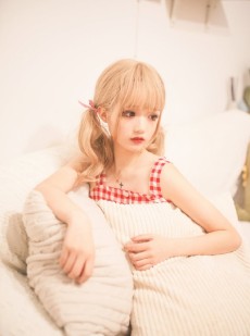 粉嫩小女生金发大眼长相精致拍拍