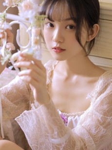 可爱娃娃脸美女锁骨精致性感杏眼清纯美女照片