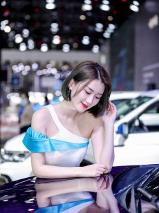 红唇雪肤美女车模香肩锁骨私拍