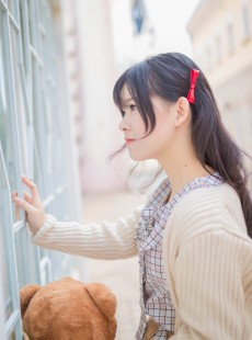 钢琴前的少女