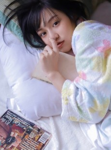 可爱短发妹子床上慵懒惬意写真