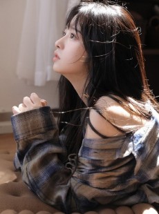 衬衫美女修长美腿香肩诱惑写真