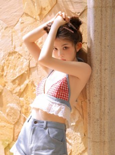 少女酥胸热裤美臂白皙私拍