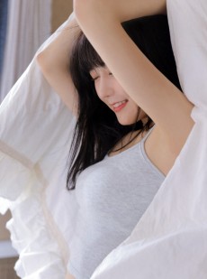 长发美眉笑容甜美可人图片