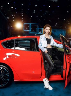 大长腿美女车模性感小蛮腰辣图