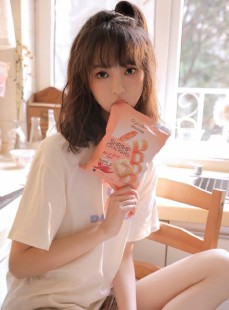 减龄小妹粉面桃腮气质清纯私房照