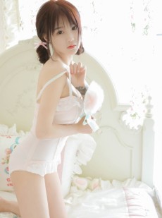 可爱小萝莉肌肤白皙美女套图