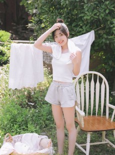 长得眉清目秀的小妹妹户外高清写真