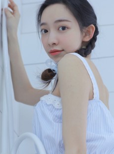 麻花辫少女杏眼清澈养眼写真
