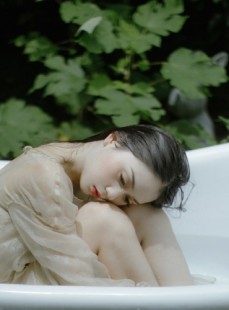 白嫩肌肤美女浴缸湿身诱惑写真
