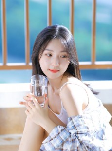 小清新美少女吊带香肩精选图片