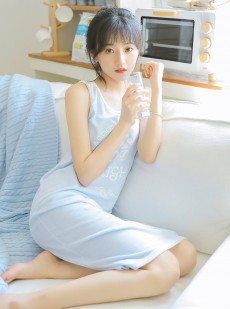 短发妹子背心长裙苗条身材写真