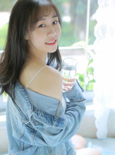 甜美女孩吊带香肩清新可人套图