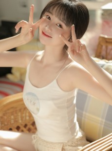 清纯大眼美女肤若凝脂俏皮可爱图片