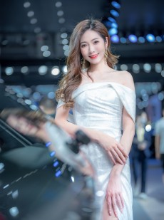 美女车模香肩美腿性感撩人私拍